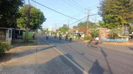 Petugas Polsek Tikung tengah mengatur lalu lintas dan membantu warga menyeberang di Simpang Tiga depan Polsek, Senin pagi (6/10/2025) (Foto Dok Ho/RadarBangsa.co.id)