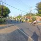 Petugas Polsek Tikung tengah mengatur lalu lintas dan membantu warga menyeberang di Simpang Tiga depan Polsek, Senin pagi (6/10/2025) (Foto Dok Ho/RadarBangsa.co.id)