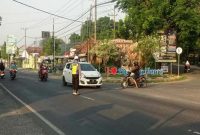 Anggota Provos Polsek Tikung saat mengatur arus lalu lintas di Simpang Tiga wilayah Kecamatan Tikung, Lamongan, Rabu (8/10/2025) pagi (Foto Dok Ho/RadarBangsa.co.id)