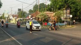 Anggota Provos Polsek Tikung saat mengatur arus lalu lintas di Simpang Tiga wilayah Kecamatan Tikung, Lamongan, Rabu (8/10/2025) pagi (Foto Dok Ho/RadarBangsa.co.id)