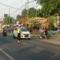 Anggota Provos Polsek Tikung saat mengatur arus lalu lintas di Simpang Tiga wilayah Kecamatan Tikung, Lamongan, Rabu (8/10/2025) pagi (Foto Dok Ho/RadarBangsa.co.id)