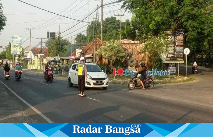 Anggota Provos Polsek Tikung saat mengatur arus lalu lintas di Simpang Tiga wilayah Kecamatan Tikung, Lamongan, Rabu (8/10/2025) pagi (Foto Dok Ho/RadarBangsa.co.id)