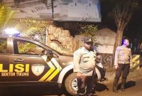 Anggota Polsek Tikung melaksanakan Patroli Blue Light di wilayah perbatasan Kecamatan Tikung, Lamongan, Jumat dini hari (10/10/2025) (Foto Dok Ho/RadarBangsa.co.id)