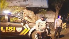 Anggota Polsek Tikung melaksanakan Patroli Blue Light di wilayah perbatasan Kecamatan Tikung, Lamongan, Jumat dini hari (10/10/2025) (Foto Dok Ho/RadarBangsa.co.id)