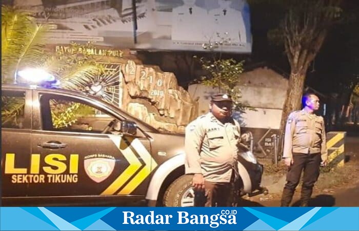 Anggota Polsek Tikung melaksanakan Patroli Blue Light di wilayah perbatasan Kecamatan Tikung, Lamongan, Jumat dini hari (10/10/2025) (Foto Dok Ho/RadarBangsa.co.id)