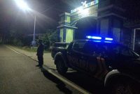 Petugas Polsek Tikung melaksanakan Patroli Blue Light di Jalan Raya Mantup Lamongan untuk menjaga situasi Kamtibmas tetap aman dan kondusif pada Rabu (15/10/2025) dini hari. (Foto Dok Ho/RadarBangsa.co.id)