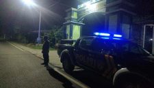Petugas Polsek Tikung melaksanakan Patroli Blue Light di Jalan Raya Mantup Lamongan untuk menjaga situasi Kamtibmas tetap aman dan kondusif pada Rabu (15/10/2025) dini hari. (Foto Dok Ho/RadarBangsa.co.id)