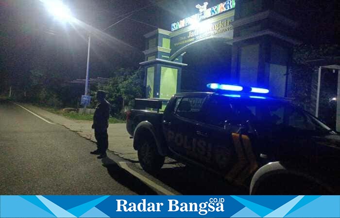 Petugas Polsek Tikung melaksanakan Patroli Blue Light di Jalan Raya Mantup Lamongan untuk menjaga situasi Kamtibmas tetap aman dan kondusif pada Rabu (15/10/2025) dini hari. (Foto Dok Ho/RadarBangsa.co.id)