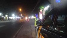 Petugas Polsek Tikung melaksanakan patroli Blue Light di Jalan Raya Mantup, Lamongan, guna memastikan situasi Kamtibmas tetap aman dan kondusif, Selasa (14/10/2025) dini hari (Foto Dok Ho/RadarBangsa.co.id)