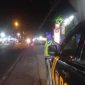 Petugas Polsek Tikung melaksanakan patroli Blue Light di Jalan Raya Mantup, Lamongan, guna memastikan situasi Kamtibmas tetap aman dan kondusif, Selasa (14/10/2025) dini hari (Foto Dok Ho/RadarBangsa.co.id)