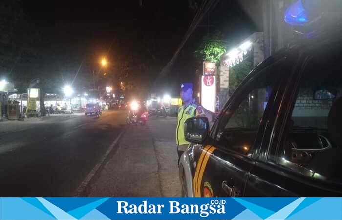 Petugas Polsek Tikung melaksanakan patroli Blue Light di Jalan Raya Mantup, Lamongan, guna memastikan situasi Kamtibmas tetap aman dan kondusif, Selasa (14/10/2025) dini hari (Foto Dok Ho/RadarBangsa.co.id)