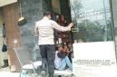 Petugas Polsek Tikung saat melaksanakan patroli dialogis dengan warga di salah satu lokasi usaha, memberikan imbauan kamtibmas. (Foto Dok Ho/RadarBangsa.co.id)