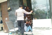 Petugas Polsek Tikung saat melaksanakan patroli dialogis dengan warga di salah satu lokasi usaha, memberikan imbauan kamtibmas. (Foto Dok Ho/RadarBangsa.co.id)