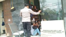 Petugas Polsek Tikung saat melaksanakan patroli dialogis dengan warga di salah satu lokasi usaha, memberikan imbauan kamtibmas. (Foto Dok Ho/RadarBangsa.co.id)