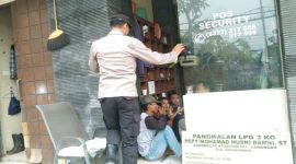 Petugas Polsek Tikung saat melaksanakan patroli dialogis dengan warga di salah satu lokasi usaha, memberikan imbauan kamtibmas. (Foto Dok Ho/RadarBangsa.co.id)