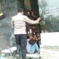 Petugas Polsek Tikung saat melaksanakan patroli dialogis dengan warga di salah satu lokasi usaha, memberikan imbauan kamtibmas. (Foto Dok Ho/RadarBangsa.co.id)
