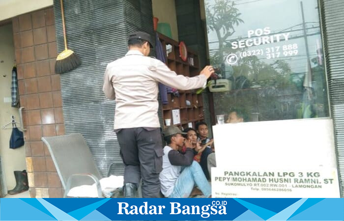 Petugas Polsek Tikung saat melaksanakan patroli dialogis dengan warga di salah satu lokasi usaha, memberikan imbauan kamtibmas. (Foto Dok Ho/RadarBangsa.co.id)