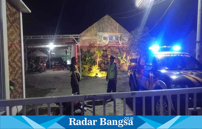Anggota Polsek Tikung saat melaksanakan patroli malam di wilayah Kecamatan Tikung, Lamongan, Selasa (7/10/2025) (Foto Dok Ho/RadarBangsa.co.id)