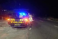 Petugas Polsek Tikung saat melaksanakan Patroli Blue Light di jalur perbatasan Lamongan pada Kamis dini hari. (Foto Dok Ho/RadarBangsa.co.id)