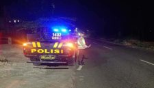 Petugas Polsek Tikung saat melaksanakan Patroli Blue Light di jalur perbatasan Lamongan pada Kamis dini hari. (Foto Dok Ho/RadarBangsa.co.id)