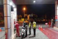 Anggota Polsek Tikung saat melakukan patroli malam di SPBU Tikung, Lamongan, Selasa (7/10/2025). (Foto Dok Ho/RadarBangsa.co.id)
