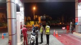 Anggota Polsek Tikung saat melakukan patroli malam di SPBU Tikung, Lamongan, Selasa (7/10/2025). (Foto Dok Ho/RadarBangsa.co.id)