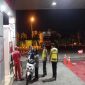 Anggota Polsek Tikung saat melakukan patroli malam di SPBU Tikung, Lamongan, Selasa (7/10/2025). (Foto Dok Ho/RadarBangsa.co.id)