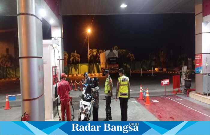Anggota Polsek Tikung saat melakukan patroli malam di SPBU Tikung, Lamongan, Selasa (7/10/2025). (Foto Dok Ho/RadarBangsa.co.id)