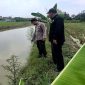 Anggota Polsek Tikung meninjau kondisi saluran irigasi di wilayah rawan banjir Kecamatan Tikung, Lamongan, saat pelaksanaan Patroli Kota Presisi, Minggu (5/10) (Foto Dok Ho/RadarBangsa.co.id)