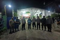 Aparat gabungan Polsek Tikung bersama TNI, Satpol PP, dan linmas desa berjaga saat pengamanan Elektun dalam rangka hajat pernikahan di Dusun Mojodalem, Desa Takeranklating, Kecamatan Tikung, Lamongan, Rabu malam (1/10/2025). (Foto Dok Ho/RadarBangsa.co.id)