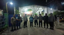 Aparat gabungan Polsek Tikung bersama TNI, Satpol PP, dan linmas desa berjaga saat pengamanan Elektun dalam rangka hajat pernikahan di Dusun Mojodalem, Desa Takeranklating, Kecamatan Tikung, Lamongan, Rabu malam (1/10/2025). (Foto Dok Ho/RadarBangsa.co.id)