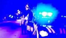 Petugas Polsek Tikung melakukan patroli Blue Light di kawasan perbatasan Tikung–Kembangbahu, Lamongan, Rabu (22/10/2025) dini hari. (Foto Dok Ho/RadarBangsa.co.id)