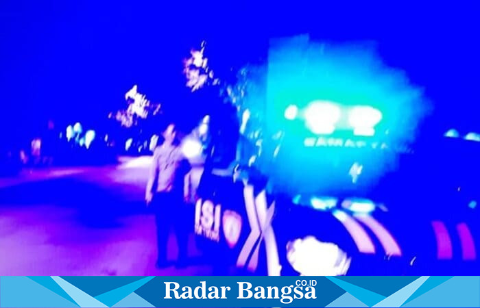 Petugas Polsek Tikung melakukan patroli Blue Light di kawasan perbatasan Tikung–Kembangbahu, Lamongan, Rabu (22/10/2025) dini hari. (Foto Dok Ho/RadarBangsa.co.id)