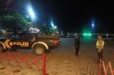 Petugas Polsek Tikung melaksanakan patroli dialogis di kawasan perumahan Kecamatan Tikung, Lamongan, Selasa malam (14/10/2025) (Foto Dok Ho/RadarBangsa.co.id)