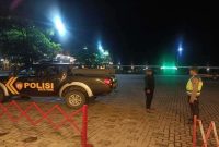 Petugas Polsek Tikung melaksanakan patroli dialogis di kawasan perumahan Kecamatan Tikung, Lamongan, Selasa malam (14/10/2025) (Foto Dok Ho/RadarBangsa.co.id)