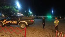 Petugas Polsek Tikung melaksanakan patroli dialogis di kawasan perumahan Kecamatan Tikung, Lamongan, Selasa malam (14/10/2025) (Foto Dok Ho/RadarBangsa.co.id)