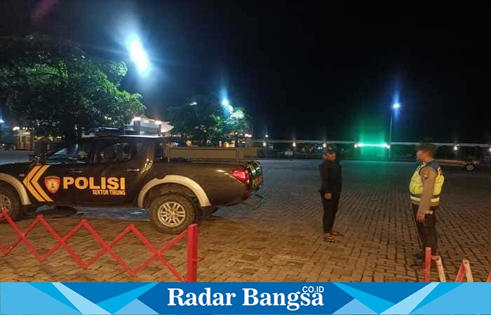 Petugas Polsek Tikung melaksanakan patroli dialogis di kawasan perumahan Kecamatan Tikung, Lamongan, Selasa malam (14/10/2025) (Foto Dok Ho/RadarBangsa.co.id)