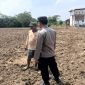 Anggota Polsek Tikung berbincang dengan warga saat patroli di area program Pekarangan Pangan Bergizi (P2B) di Desa Botoputih, Kecamatan Tikung, Kabupaten Lamongan, Minggu (5/10/2025).