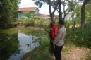 Anggota Polsek Tikung melakukan patroli Kota Presisi di Dusun Klating, Desa Takeranklating, untuk mengantisipasi pohon tumbang, banjir, dan tanah longsor, Senin (13/10/2025). (Foto Dok Ho/RadarBangsa.co.id)