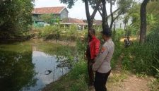 Anggota Polsek Tikung melakukan patroli Kota Presisi di Dusun Klating, Desa Takeranklating, untuk mengantisipasi pohon tumbang, banjir, dan tanah longsor, Senin (13/10/2025). (Foto Dok Ho/RadarBangsa.co.id)