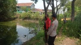 Anggota Polsek Tikung melakukan patroli Kota Presisi di Dusun Klating, Desa Takeranklating, untuk mengantisipasi pohon tumbang, banjir, dan tanah longsor, Senin (13/10/2025). (Foto Dok Ho/RadarBangsa.co.id)