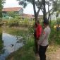 Anggota Polsek Tikung melakukan patroli Kota Presisi di Dusun Klating, Desa Takeranklating, untuk mengantisipasi pohon tumbang, banjir, dan tanah longsor, Senin (13/10/2025). (Foto Dok Ho/RadarBangsa.co.id)