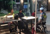 Anggota Polsek Tikung saat memberikan himbauan kamtibmas kepada pengunjung dan pengelola IB Cafe Tikung, Lamongan, Selasa (07/10/2025) malam. (Foto Dok Ho/RadarBangsa.co.id)