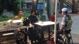 Anggota Polsek Tikung saat memberikan himbauan kamtibmas kepada pengunjung dan pengelola IB Cafe Tikung, Lamongan, Selasa (07/10/2025) malam. (Foto Dok Ho/RadarBangsa.co.id)
