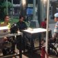 Anggota Polsek Tikung saat memberikan himbauan kamtibmas kepada pengunjung dan pengelola IB Cafe Tikung, Lamongan, Selasa (07/10/2025) malam. (Foto Dok Ho/RadarBangsa.co.id)