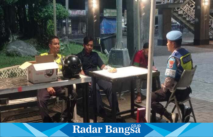 Anggota Polsek Tikung saat memberikan himbauan kamtibmas kepada pengunjung dan pengelola IB Cafe Tikung, Lamongan, Selasa (07/10/2025) malam. (Foto Dok Ho/RadarBangsa.co.id)