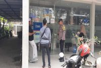 Anggota Reskrim Polsek Tikung saat melakukan patroli pengamanan di mesin ATM BRI Unit Tikung untuk memastikan situasi tetap aman dan kondusif. (Foto Dok Ho/RadarBangsa.co.id)