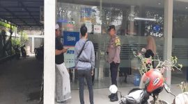 Anggota Reskrim Polsek Tikung saat melakukan patroli pengamanan di mesin ATM BRI Unit Tikung untuk memastikan situasi tetap aman dan kondusif. (Foto Dok Ho/RadarBangsa.co.id)