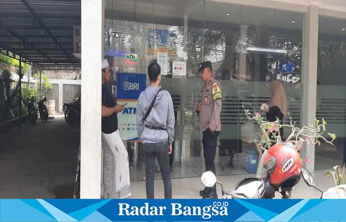 Anggota Reskrim Polsek Tikung saat melakukan patroli pengamanan di mesin ATM BRI Unit Tikung untuk memastikan situasi tetap aman dan kondusif. (Foto Dok Ho/RadarBangsa.co.id)