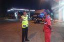 Personel Polsek Tikung saat melaksanakan patroli malam di SPBU Tikung (Foto Dok Ho/RadarBangsa.co.id)